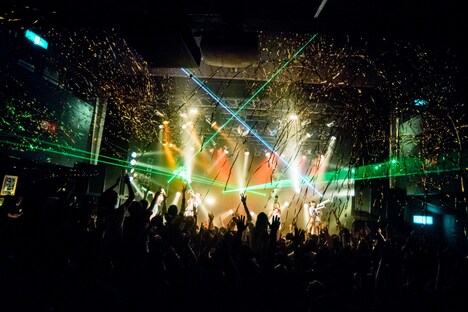 金テープを撃ち放つuijin。（撮影：稲垣謙一）