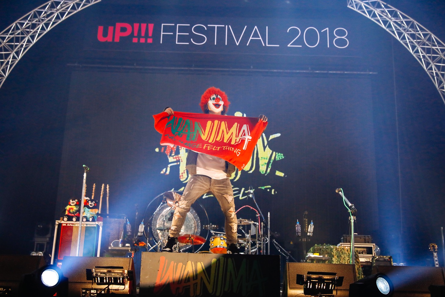 DJ LOVE（DJ / SEKAI NO OWARI）に扮して登場したKETNA（Vo, B / WANIMA）。（Photo by Yosuke Kamiyama）
