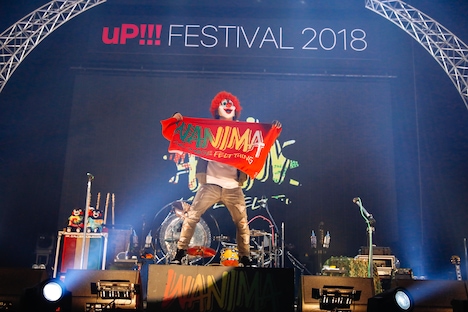 DJ LOVE（DJ / SEKAI NO OWARI）に扮して登場したKETNA（Vo, B / WANIMA）。（Photo by Yosuke Kamiyama）