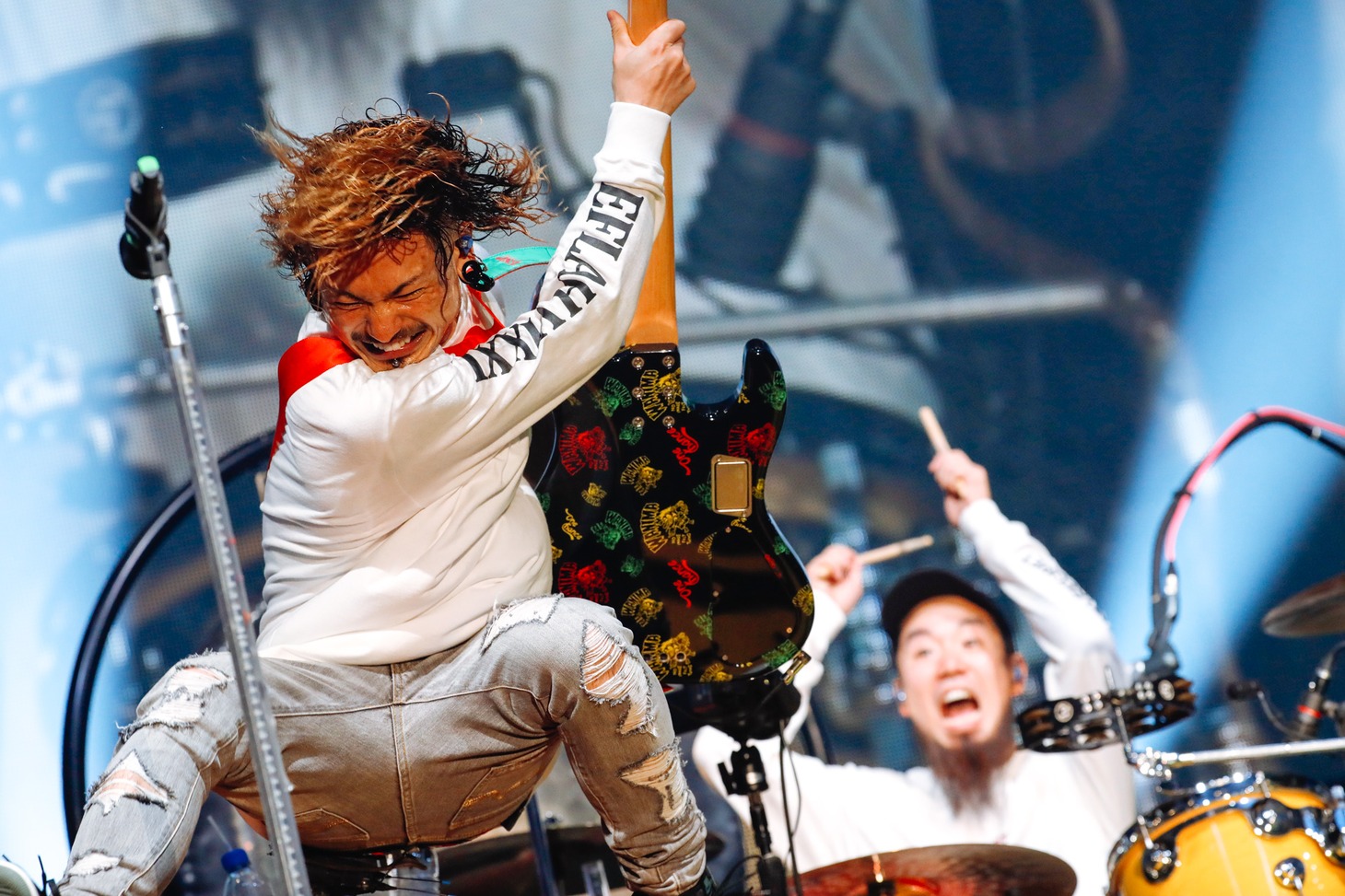 左からKENTA（Vo, B）、FUJI（Dr, Cho / WANIMA）。（Photo by Yosuke Kamiyama）