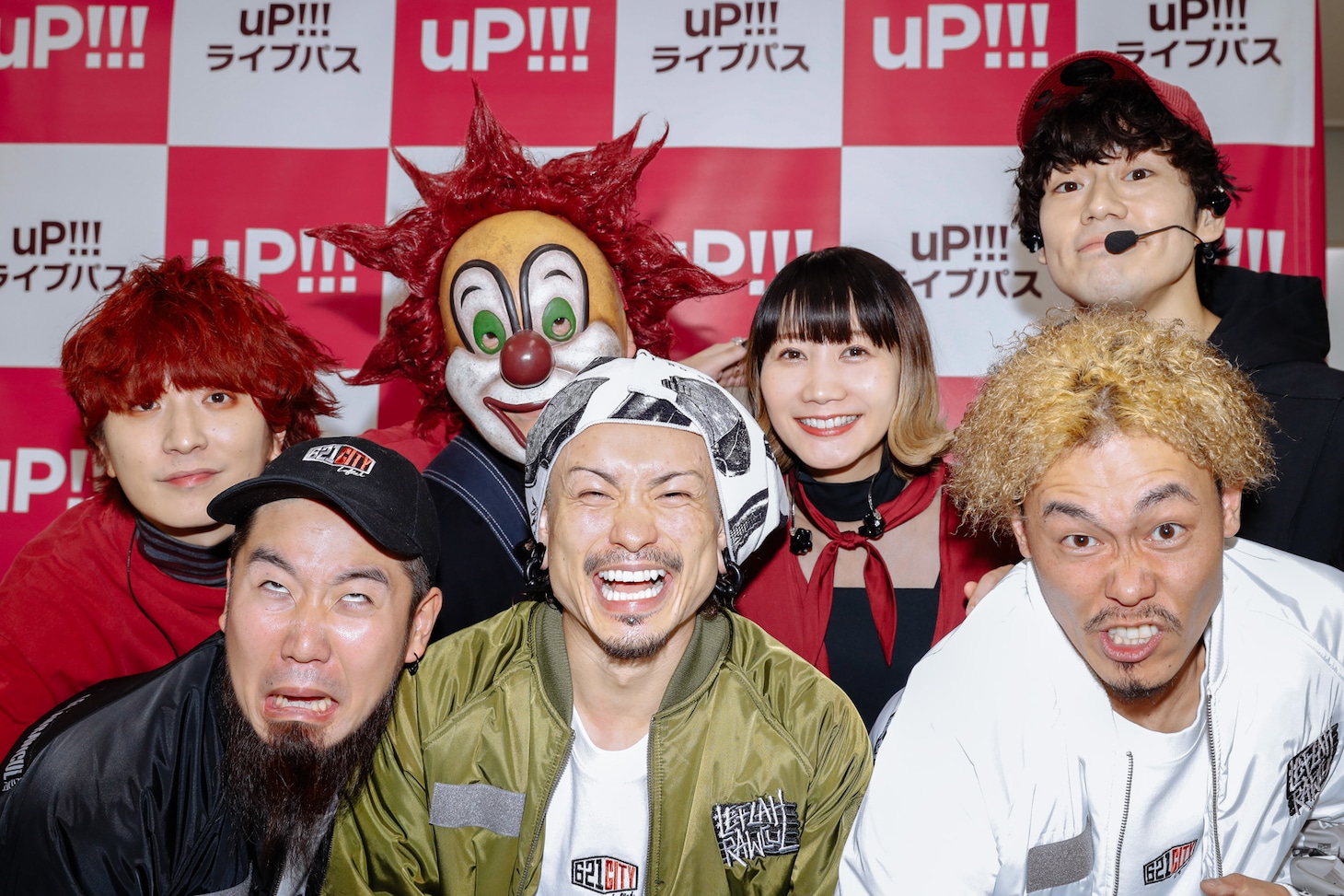 SEKAI NO OWARIとWANIMAの記念写真。（Photo by Yosuke Kamiyama）