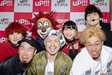 SEKAI NO OWARIとWANIMAの記念写真。（Photo by Yosuke Kamiyama）