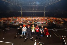 「uP!!! FESTIVAL 2018 ～SEKAI NO OWARI × WANIMA～」アンコール後に記念撮影するSEKAI NO OWARIとWANIMA。（Photo by Yosuke Kamiyama）