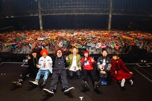 「uP!!! FESTIVAL 2018 ～SEKAI NO OWARI × WANIMA～」アンコール後に記念撮影するSEKAI NO OWARIとWANIMA。（Photo by Yosuke Kamiyama）