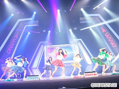 でんぱ組.incによるライブの様子。