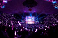 4期生によるライブパフォーマンスの様子。（写真提供：ソニー・ミュージックレコーズ）