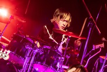 新保恵大（Dr）（撮影：フジイタク）