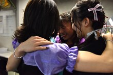 開演直前、4人で円陣を組む東京女子流。