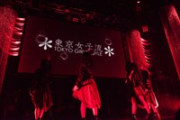 スクリーンに銃弾を撃ち込む東京女子流。