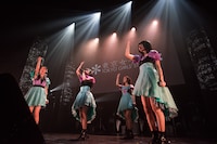 4人で「Stay with me」を披露する東京女子流。