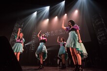 4人で「Stay with me」を披露する東京女子流。