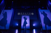 パーテーションを使った「illusion」のパフォーマンス。