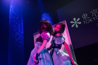 絡み合うようにパフォーマンスする庄司芽生（左）と山邊未夢（右）。