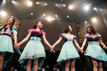 全曲披露を終え、手をつないでアスタライトに挨拶する東京女子流。