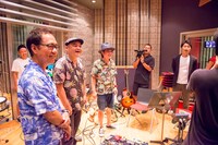 「君の歌はワルツ」レコーディング時の様子。(c)宮川サトシ/新潮社　(c)2019「母を亡くした時、僕は遺骨を食べたいと思った。」製作委員会