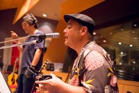 比嘉栄昇（Vo）(c)宮川サトシ/新潮社　(c)2019「母を亡くした時、僕は遺骨を食べたいと思った。」製作委員会