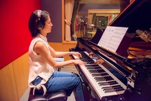 レコーディングでピアノを弾く松下奈緒。(c)宮川サトシ/新潮社　(c)2019「母を亡くした時、僕は遺骨を食べたいと思った。」製作委員会