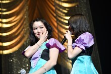 ニューシングル「光るよ / Reborn」のコンセプト“見ちゃいけない”をポーズで表現する中江友梨（左）。