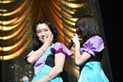ニューシングル「光るよ / Reborn」のコンセプト“見ちゃいけない”をポーズで表現する中江友梨(左)。