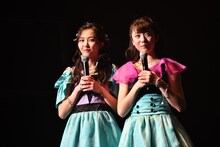 中江友梨と庄司芽生のやりとりに並んで耳を傾ける山邊未夢（左）と新井ひとみ（右）。