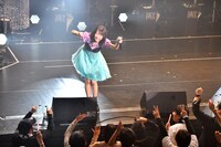 退場直前まで観客を煽る庄司芽生。