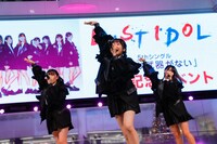 左から大場結女、町田穂花、下間花梨。（Photo by Yoshifumi Shimizu）