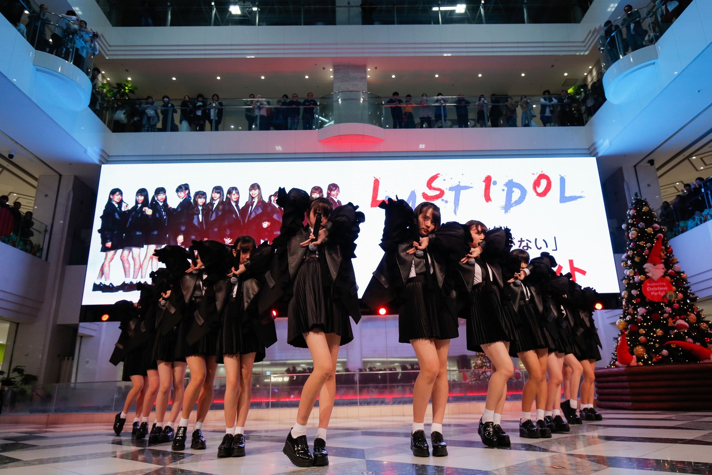 ラストアイドル「愛しか武器がない」発売記念イベントの様子。（Photo by Yoshifumi Shimizu）