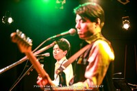 アマネトリル。奥がMasahiro（Vo, G）。（撮影：森健次）