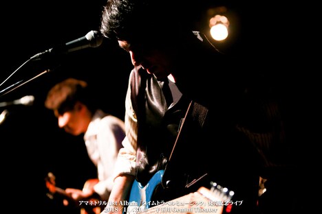 アマネトリル。手前がYujin(Vo, G)。(撮影:森健次)