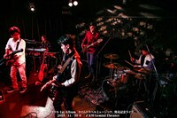 アマネトリルのライブの様子。（撮影：森健次）