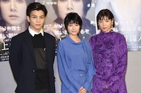 左から岩田剛典、真木よう子、仲里依紗。