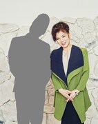 デュエット相手の影と八代亜紀。