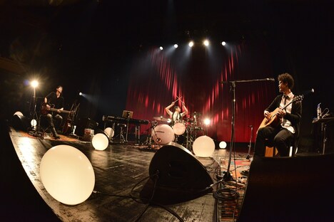 本日12月5日に行われたAC 9mm「AC 9mm ～グローブ座ワンマン～」の様子。（撮影：橋本塁[SOUND SHOOTER]）