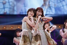 西野七瀬（右）に体を寄せる若月佑美（左）。（写真提供：ソニー・ミュージックレコーズ）