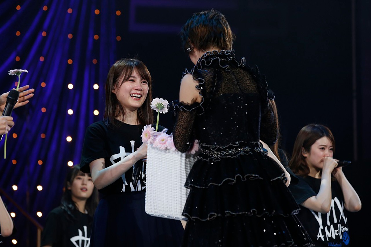 若月佑美から花を渡される生田絵梨花。（写真提供：ソニー・ミュージックレコーズ）
