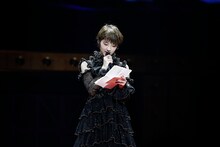 ファンへの手紙を読み上げる若月佑美。（写真提供：ソニー・ミュージックレコーズ）