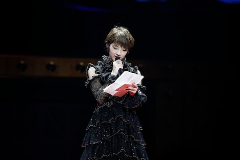 ファンへの手紙を読み上げる若月佑美。（写真提供：ソニー・ミュージックレコーズ）