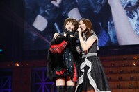 「まあいいか？」をデュエットする若月佑美（左）と桜井玲香（右）。（写真提供：ソニー・ミュージックレコーズ）
