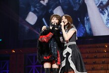 「まあいいか？」をデュエットする若月佑美（左）と桜井玲香（右）。（写真提供：ソニー・ミュージックレコーズ）