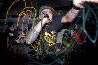 暗闇でのライブで撮影したPAYBACK BOYS。（写真提供：青木カズロー）