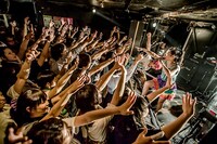 青木が初めて女性ボーカルを撮影したSEBASTIAN Xのライブ。（写真提供：青木カズロー）