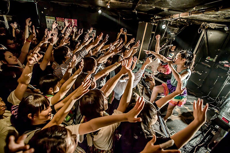 青木が初めて女性ボーカルを撮影したSEBASTIAN Xのライブ。（写真提供：青木カズロー）