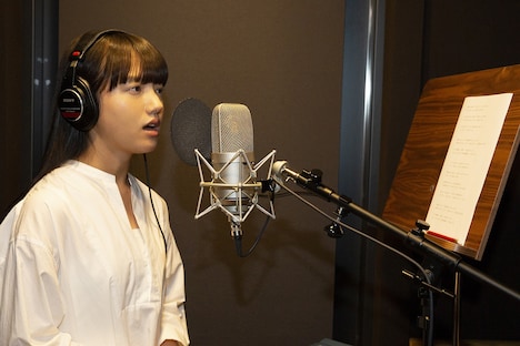 レコーディング中の清原果耶。(c)「デイアンドナイト」製作委員会