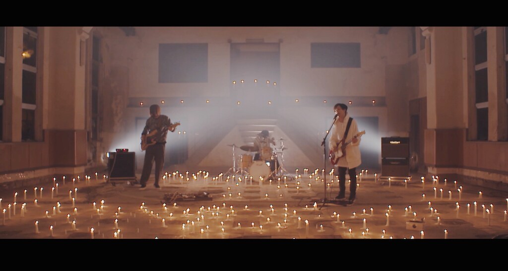 ete、無数のろうそくに囲まれ「DAWN」歌うMV公開