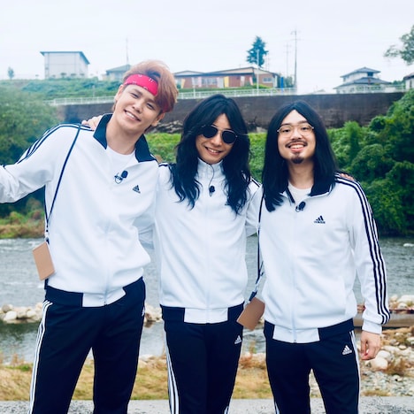 左から雅マモル、ニセ明、ウソノ晴臣。