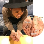 オリジナルアクセサリーを手の平に乗せるナオト・インティライミ。