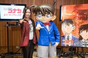 左から倉木麻衣、江戸川コナン。アフレコに挑戦する倉木麻衣。(c)青山剛昌／小学館・読売テレビ・TMS 1996
