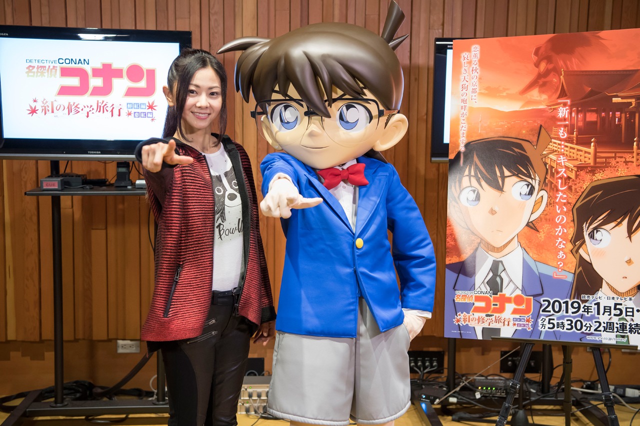 左から倉木麻衣、江戸川コナン。アフレコに挑戦する倉木麻衣。(c)青山剛昌／小学館・読売テレビ・TMS 1996