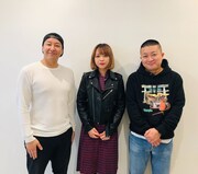 左から長田庄平（チョコレートプラネット）、山崎彩音、松尾駿（チョコレートプラネット）。