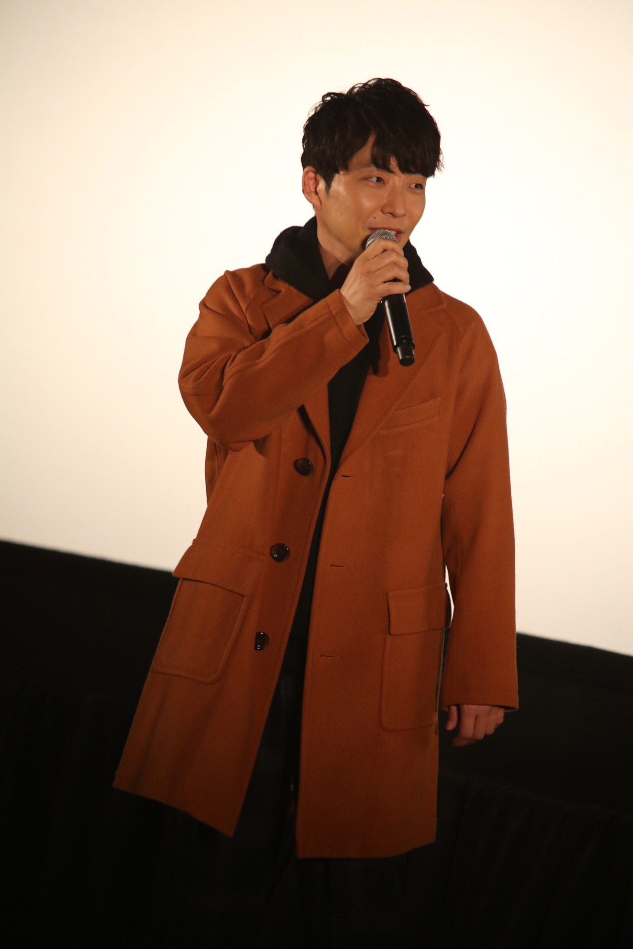 プライベート旅行中に「『POP VIRUS』プレミア試聴会」の北海道・札幌シネマフロンティア会場に登場した星野源。（撮影：谷古宇愛）